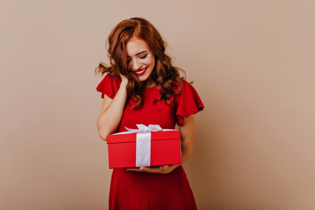 jeune femme recevant une carte cadeau soin energetique de la part de son ami